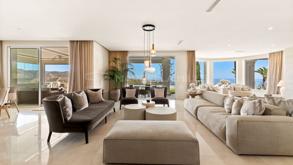 Villa de luxe avec vue panoramique sur la mer et la montagne à vendre à Altos de Los Monteros, Marbella Est