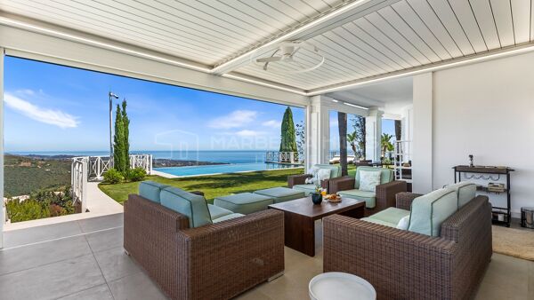 Villa de luxe avec vue panoramique sur la mer et la montagne à vendre à Altos de Los Monteros, Marbella Est
