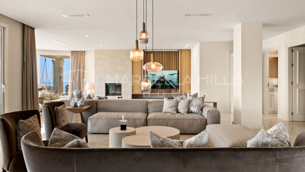 Villa de luxe avec vue panoramique sur la mer et la montagne à vendre à Altos de Los Monteros, Marbella Est