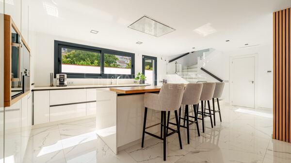 Villa contemporaine avec forte rentabilité locative à vendre à Nueva Andalucía, Marbella
