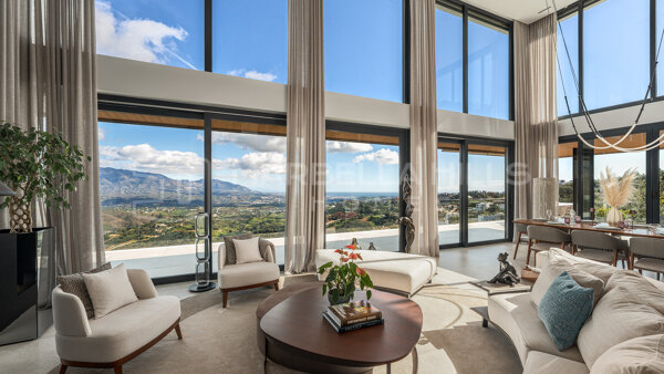 Contemporary Luxury Villa with Panoramic Sea Views in La Mairena, Marbella East