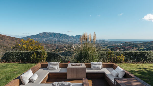 Villa contemporaine avec vue panoramique sur la mer à La Mairena, Marbella Est