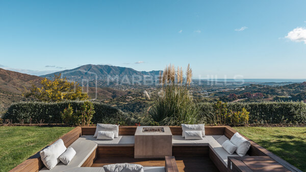 Contemporary Luxury Villa with Panoramic Sea Views in La Mairena, Marbella East