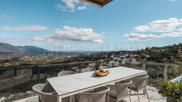 Contemporary Luxury Villa with Panoramic Sea Views in La Mairena, Marbella East
