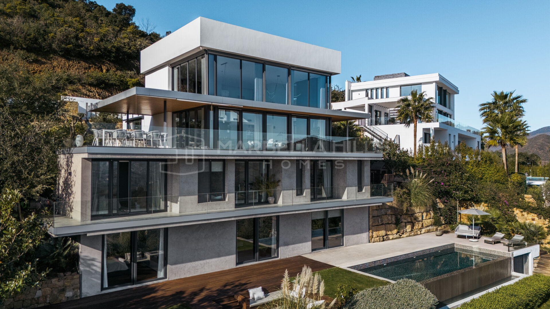 Villa contemporaine avec vue panoramique sur la mer à La Mairena, Marbella Est