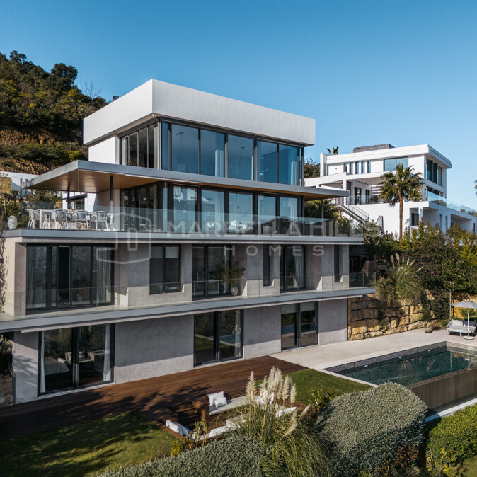 Contemporary Luxury Villa with Panoramic Sea Views in La Mairena, Marbella East