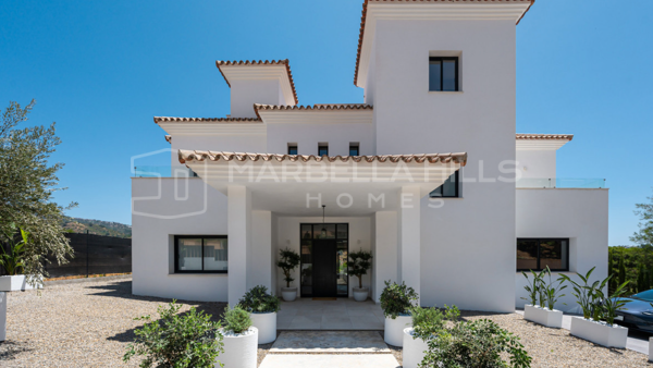 Villa contemporánea en primera línea de golf en Elviria – Lujo moderno, vistas panorámicas y ubicación privilegiada