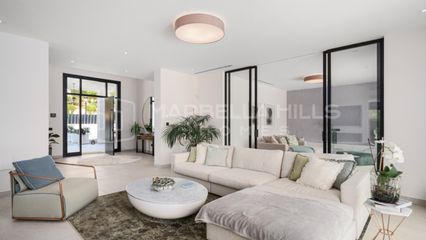 Villa contemporánea en primera línea de golf en Elviria – Lujo moderno, vistas panorámicas y ubicación privilegiada