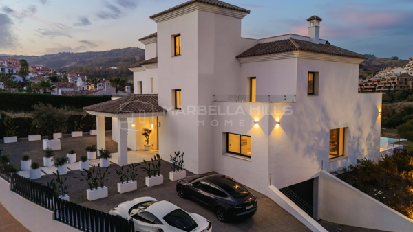 Villa contemporánea en primera línea de golf en Elviria – Lujo moderno, vistas panorámicas y ubicación privilegiada