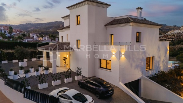 Villa contemporánea en primera línea de golf en Elviria – Lujo moderno, vistas panorámicas y ubicación privilegiada