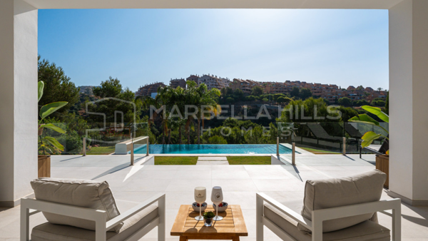 Villa contemporánea en primera línea de golf en Elviria – Lujo moderno, vistas panorámicas y ubicación privilegiada
