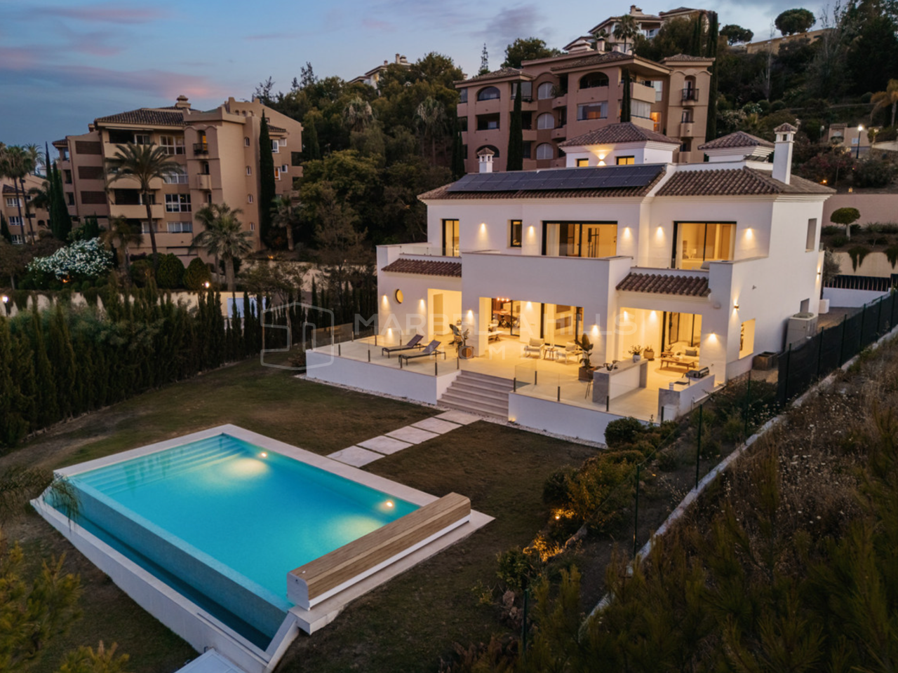 Villa contemporaine en première ligne de golf à Elviria – Luxe moderne, vues imprenables et situation exceptionnelle
