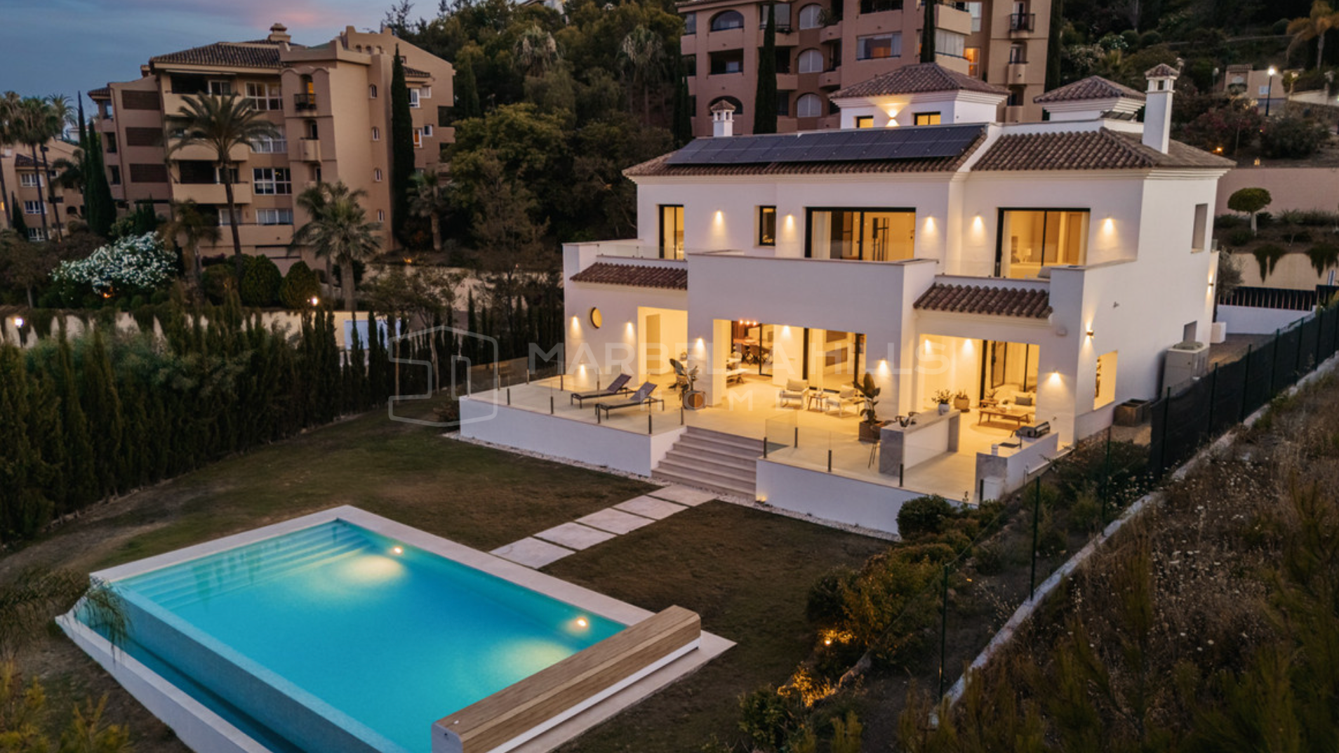 Villa contemporánea en primera línea de golf en Elviria – Lujo moderno, vistas panorámicas y ubicación privilegiada