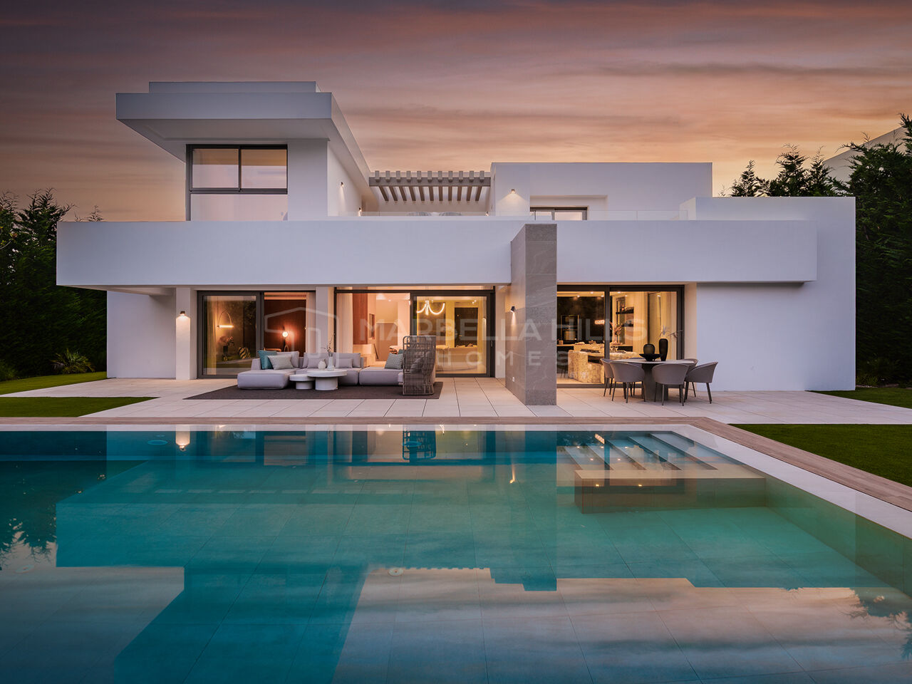 Elegant contemporary villa for sale in El Paraíso, New Golden Mile, Marbella