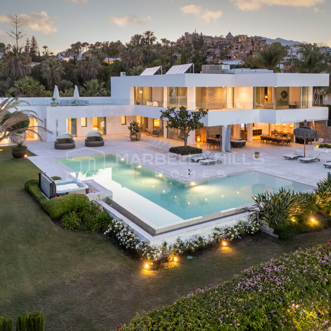 Villa contemporaine d’exception avec vue panoramique dans la Vallée du Golf de Nueva Andalucía