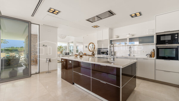Exceptional Contemporary Villa with Panoramic Views in Nueva Andalucía’s Golf Valley