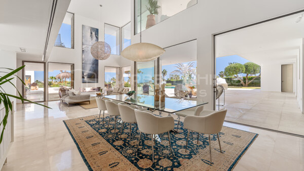 Exceptional Contemporary Villa with Panoramic Views in Nueva Andalucía’s Golf Valley
