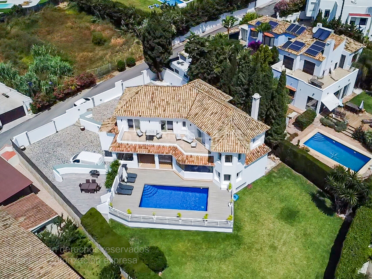 Villa de Luxe avec 6 Chambres et Vue Mer à Vendre à Estepona – Charme Andalou et Confort Moderne
