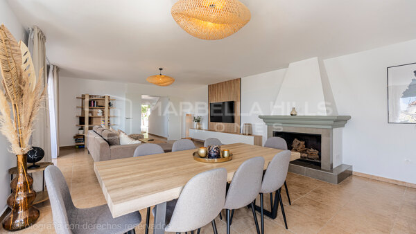 Villa de Luxe avec 6 Chambres et Vue Mer à Vendre à Estepona – Charme Andalou et Confort Moderne