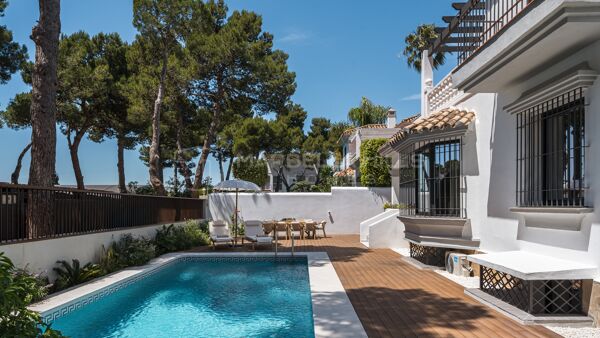 Pretty 6-Bedroom Villa for Sale in Altos del Rodeo, Nueva Andalucía – Fully Renovated and Ideally Located