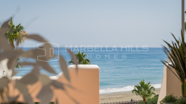 Ático de lujo con vistas al mar en la New Golden Mile, Estepona - Penthouse renovado con terraza y solárium