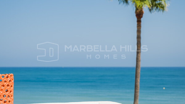 Ático de lujo con vistas al mar en la New Golden Mile, Estepona - Penthouse renovado con terraza y solárium