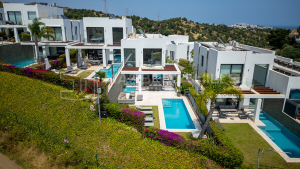 Luxueuse Villa Mitoyenne avec Vue sur la Mer et le Golf à Cabopino, Marbella Est
