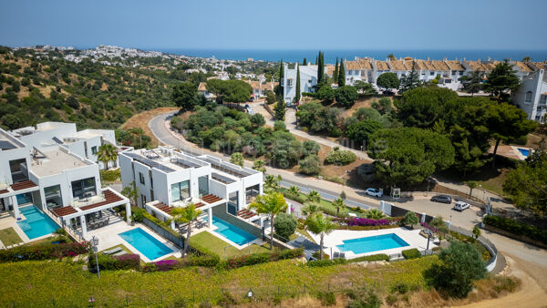 Luxueuse Villa Mitoyenne avec Vue sur la Mer et le Golf à Cabopino, Marbella Est
