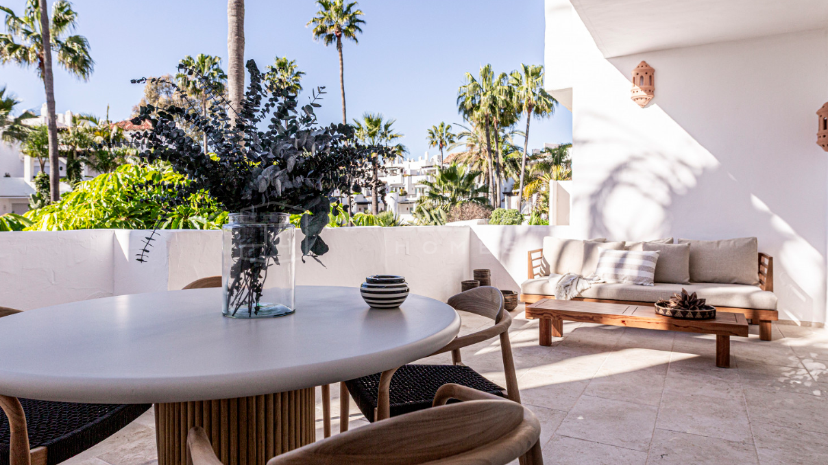Apartamento en Primera Línea de Playa en Venta en Ventura del Mar, Marbella – Lujo Reformado a Estrenar Frente al Mar