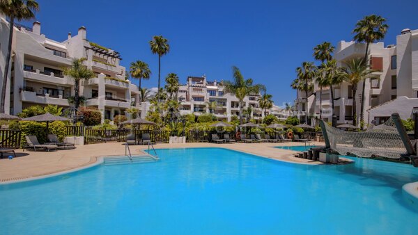 Penthouse en duplex en première ligne de plage à vendre à Bahía del Velerín – New Golden Mile, Estepona
