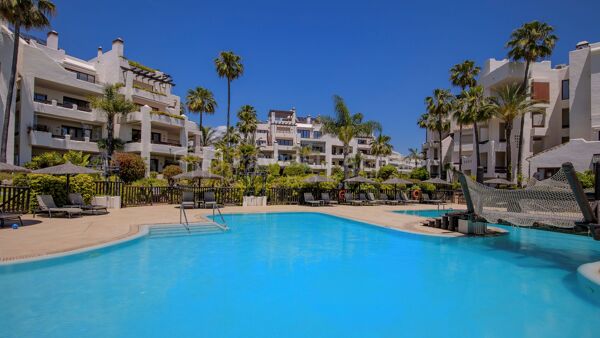 Duplex-Penthouse direkt am Strand zu verkaufen in Bahía del Velerín – New Golden Mile, Estepona
