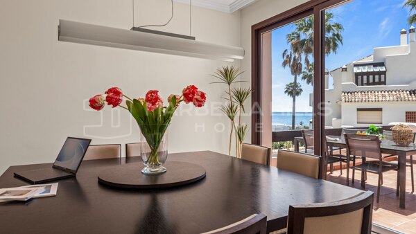 Penthouse en duplex en première ligne de plage à vendre à Bahía del Velerín – New Golden Mile, Estepona