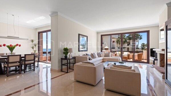 Penthouse en duplex en première ligne de plage à vendre à Bahía del Velerín – New Golden Mile, Estepona