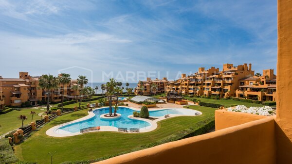 Appartement de 3 Chambres Entièrement Rénové en Front de Mer – New Golden Mile, Estepona