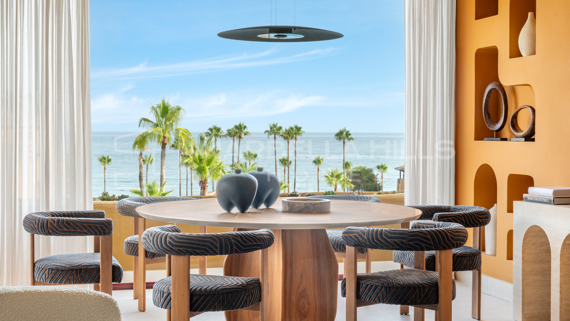 Apartamento de 3 Dormitorios Totalmente Reformado en Primera Línea de Playa – Nueva Milla de Oro, Estepona
