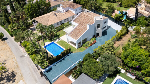 Villa Contemporánea de 4 Dormitorios en Venta en Linda Vista, San Pedro de Alcántara – A Pocos Pasos de la Playa