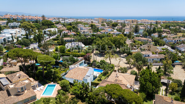 Villa Contemporánea de 4 Dormitorios en Venta en Linda Vista, San Pedro de Alcántara – A Pocos Pasos de la Playa