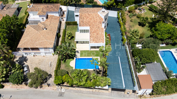 Villa Contemporánea de 4 Dormitorios en Venta en Linda Vista, San Pedro de Alcántara – A Pocos Pasos de la Playa