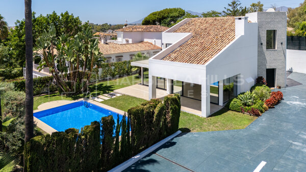 Villa Contemporánea de 4 Dormitorios en Venta en Linda Vista, San Pedro de Alcántara – A Pocos Pasos de la Playa