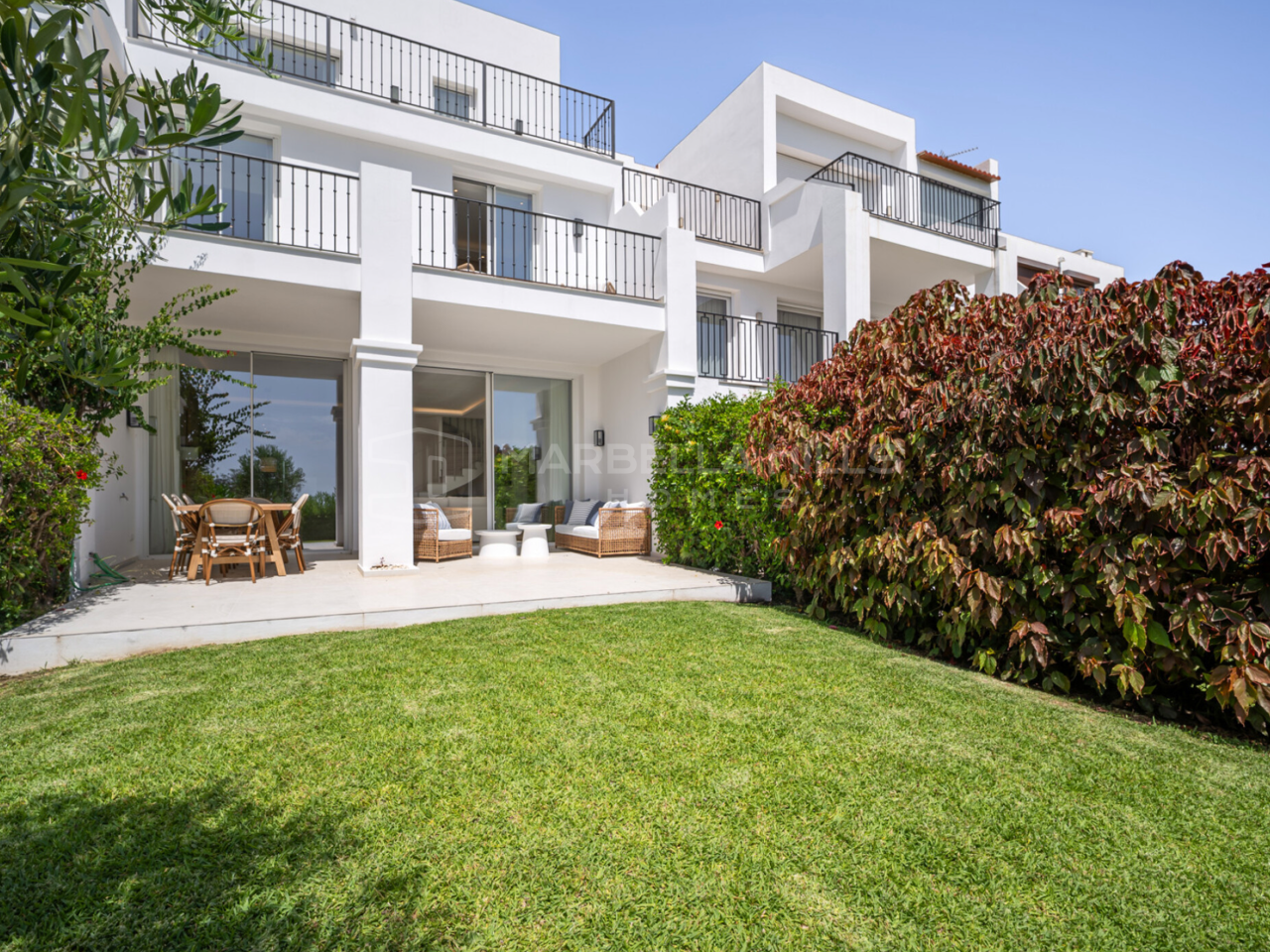 Fully Renovated 4-Bedroom Townhouse with Panoramic Golf and Sea Views – La Quinta, Benahavís