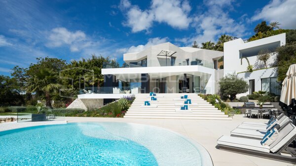 Außergewöhnliche Moderne Luxusvilla zum Verkauf in El Herrojo Alto, Benahavís mit Panoramablick auf das Meer