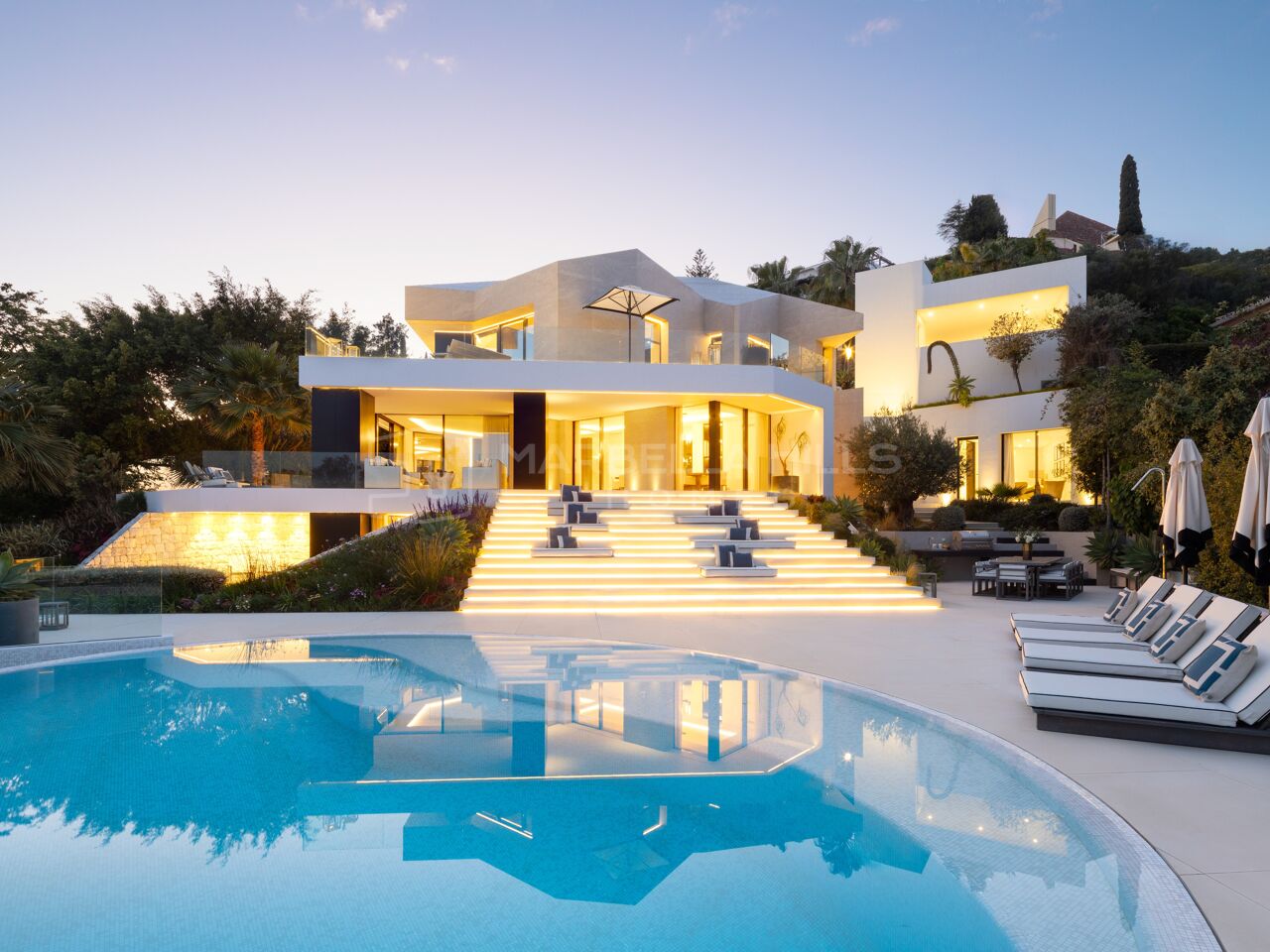 Villa moderne de luxe à vendre à El Herrojo Alto, Benahavís avec vues panoramiques sur la mer