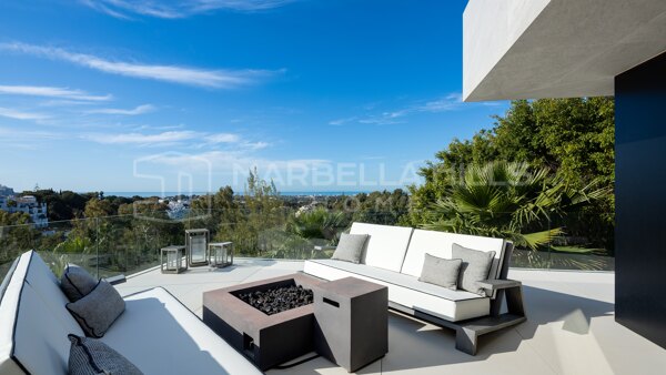 Außergewöhnliche Moderne Luxusvilla zum Verkauf in El Herrojo Alto, Benahavís mit Panoramablick auf das Meer