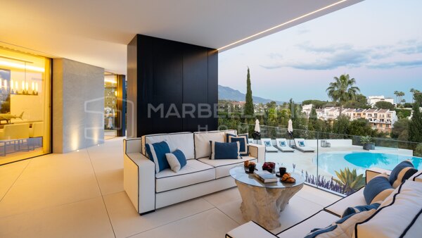 Außergewöhnliche Moderne Luxusvilla zum Verkauf in El Herrojo Alto, Benahavís mit Panoramablick auf das Meer