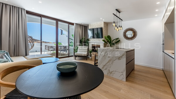 Stilvolles Reihenhaus mit Südausrichtung und unverbaubarem Meerblick – Los Arqueros, Benahavís
