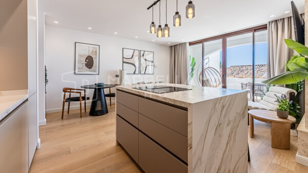 Stilvolles Reihenhaus mit Südausrichtung und unverbaubarem Meerblick – Los Arqueros, Benahavís