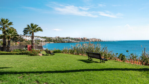 Charmante maison mitoyenne en bord de mer avec vue sur la mer à Estepona – excellent potentiel d’investissement