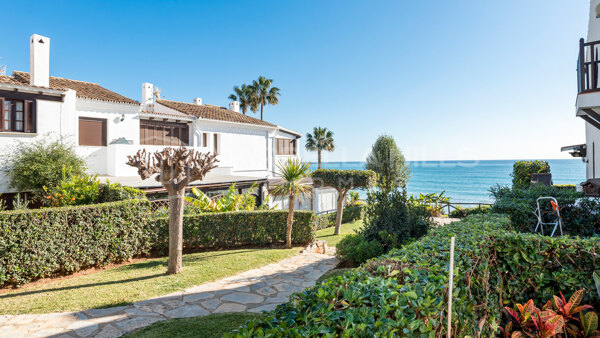 Charmante maison mitoyenne en bord de mer avec vue sur la mer à Estepona – excellent potentiel d’investissement