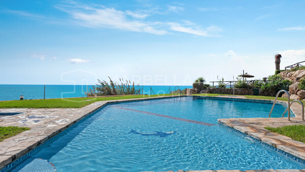 Charmante maison mitoyenne en bord de mer avec vue sur la mer à Estepona – excellent potentiel d’investissement