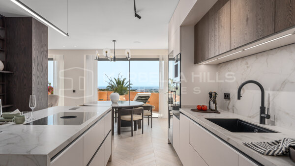Elegant 4-Bedroom Apartment with Panoramic Sea Views in Les Belvederes, Nueva Andalucía
